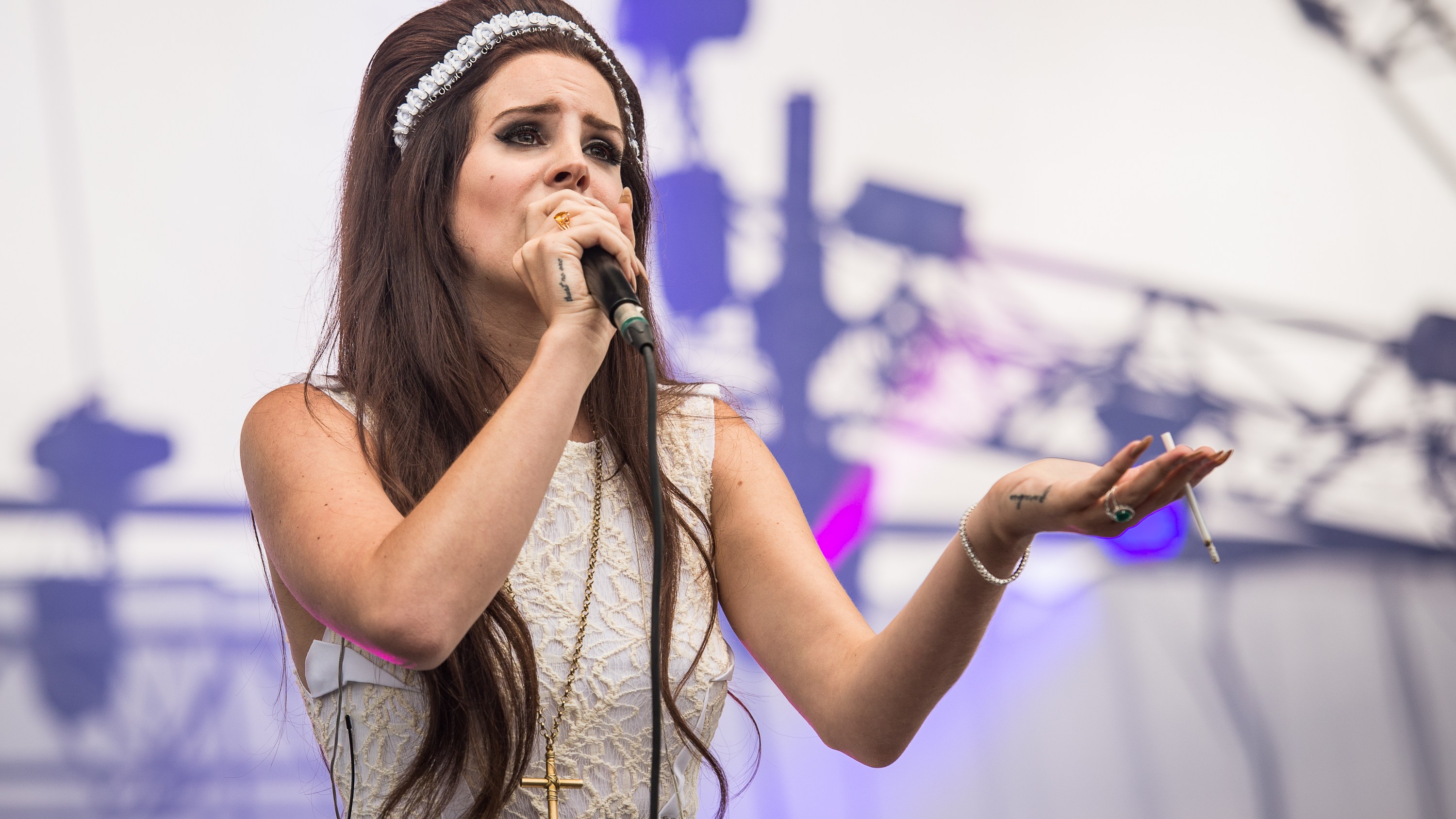 Lana Del Rey Performing