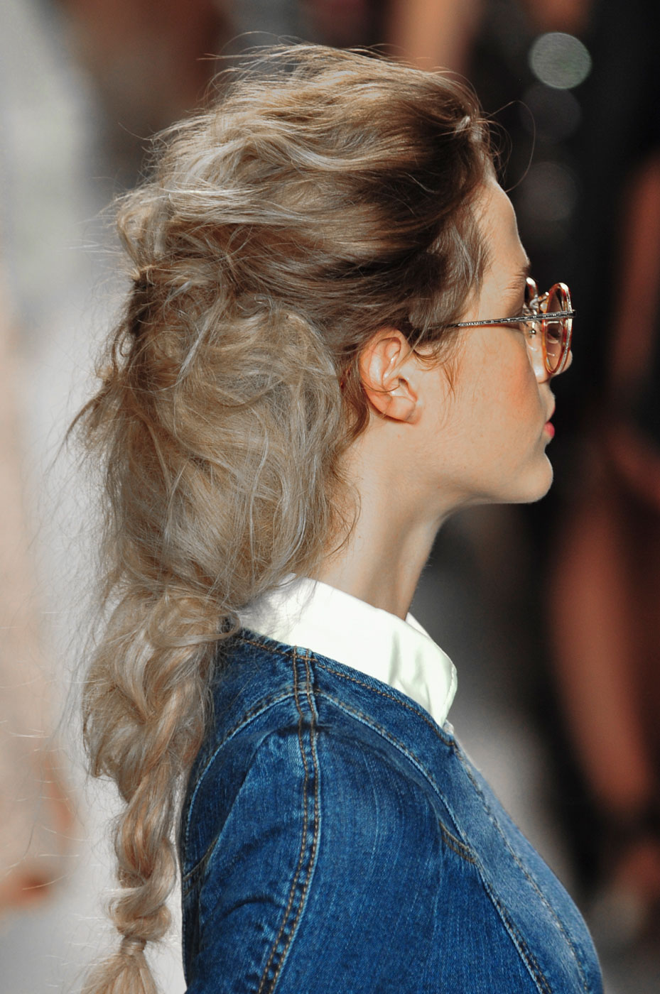 How to Style Curly Hair Without Frizz