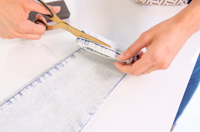 how to fray the hem of your jeans