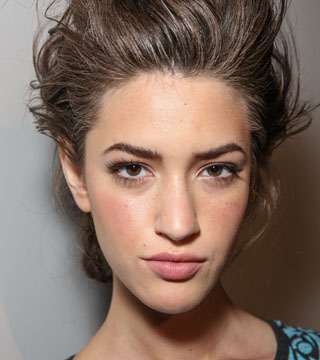 How Keep Your Brows Neat Between Shapings