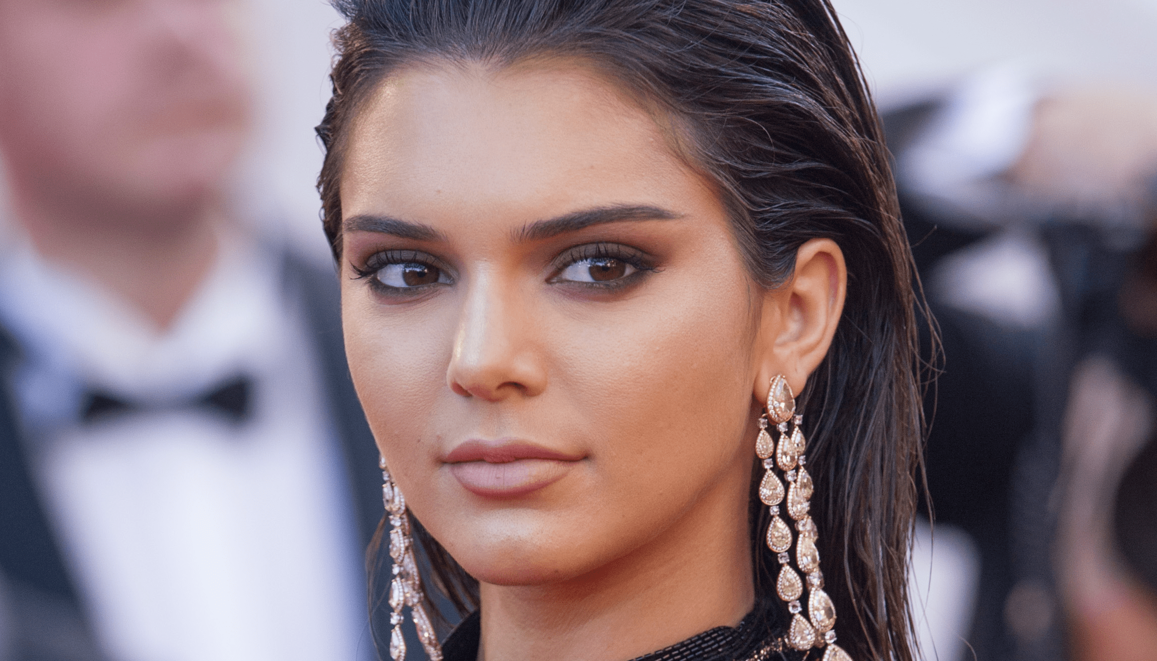So, Kendall Jenner Is Trying to Make This Weird Neckline Happen