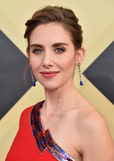 STYLECASTER | 2018 Sag Awards Beauty Looks | Allison Brie