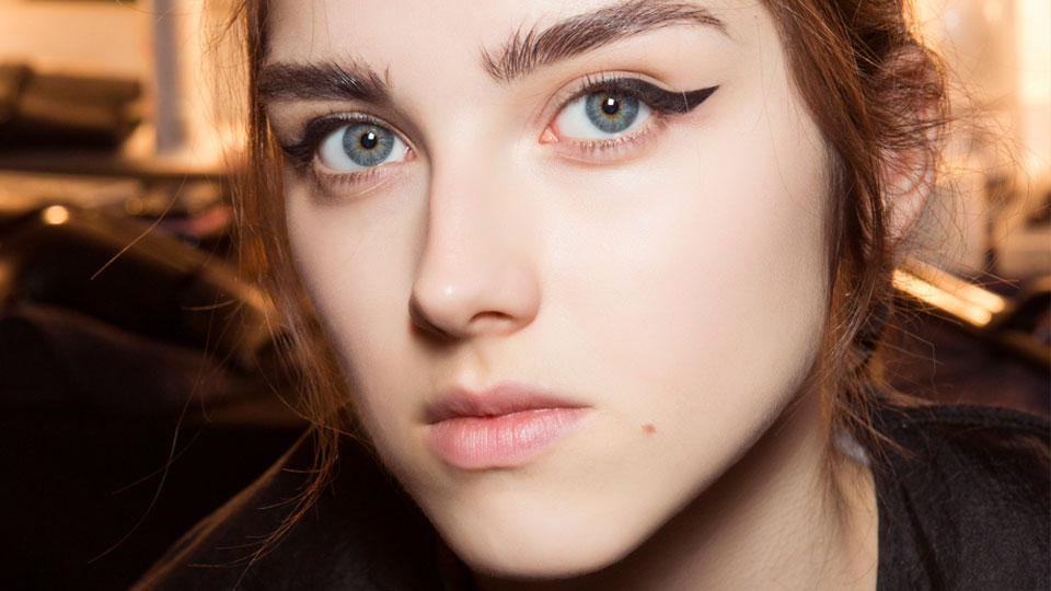How to Mater Cat Eye Wing Eyeliner Look