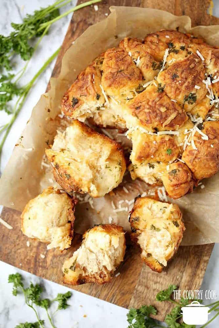 STYLECASTER | New Year's Eve Recipes You Can Make in a Slow-Cooker | Garlic Parmesan Pull-Apart Bread