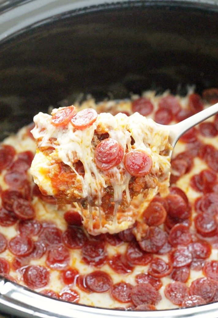 STYLECASTER | 17 Slow-Cooker Recipes to Whip Up During March Madness | Pizza Dip