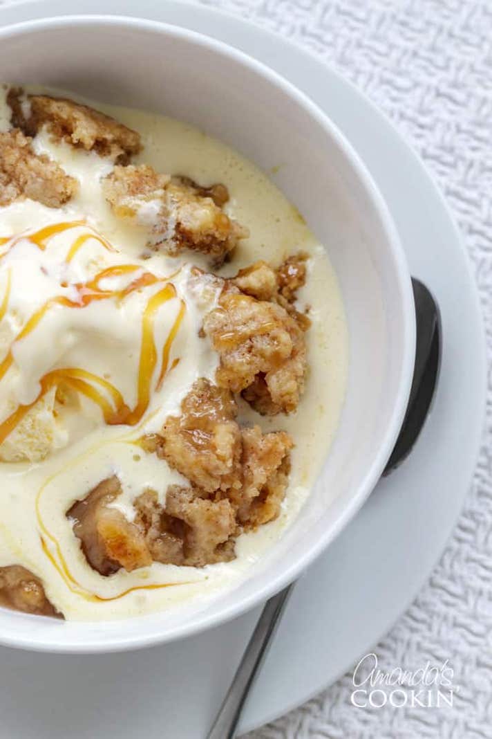 STYLECASTER | 15 Slow-Cooker Apple Recipes For When You Come Home From The Orchard | Apple Cobbler
