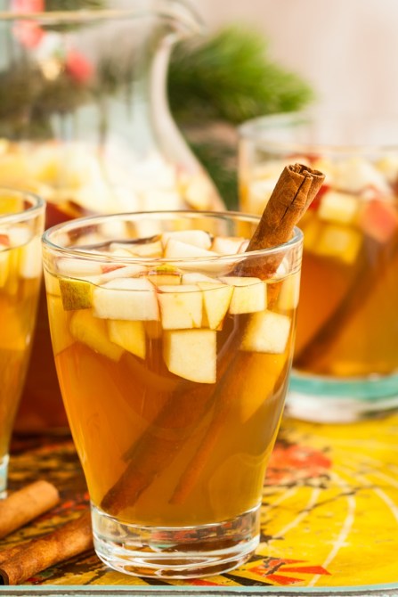 STYLECASTER | big batch holiday cocktails | cinnamon apple cider sangria