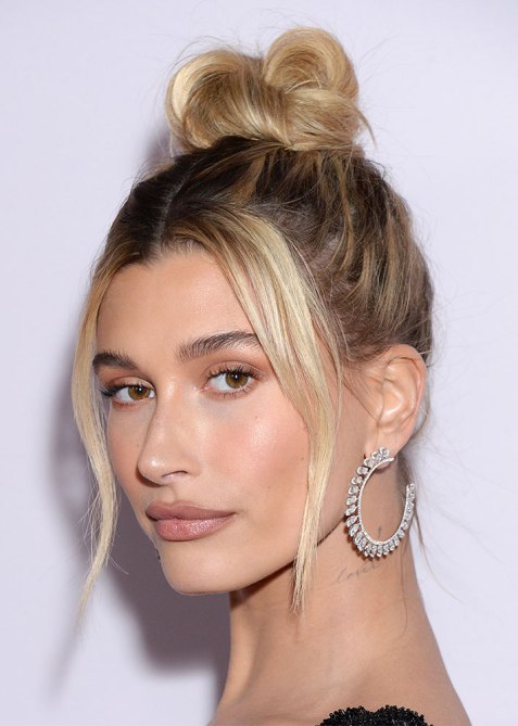 hailey bieber dark roots blonde hair