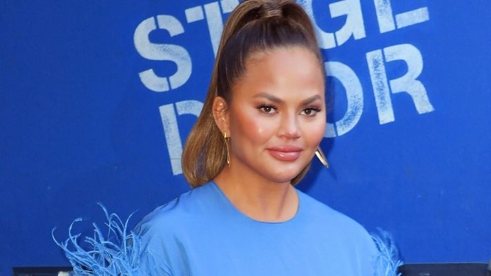 Chrissy Teigen facec oil