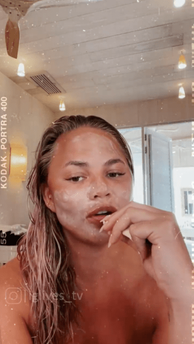 chrissy teigen live
