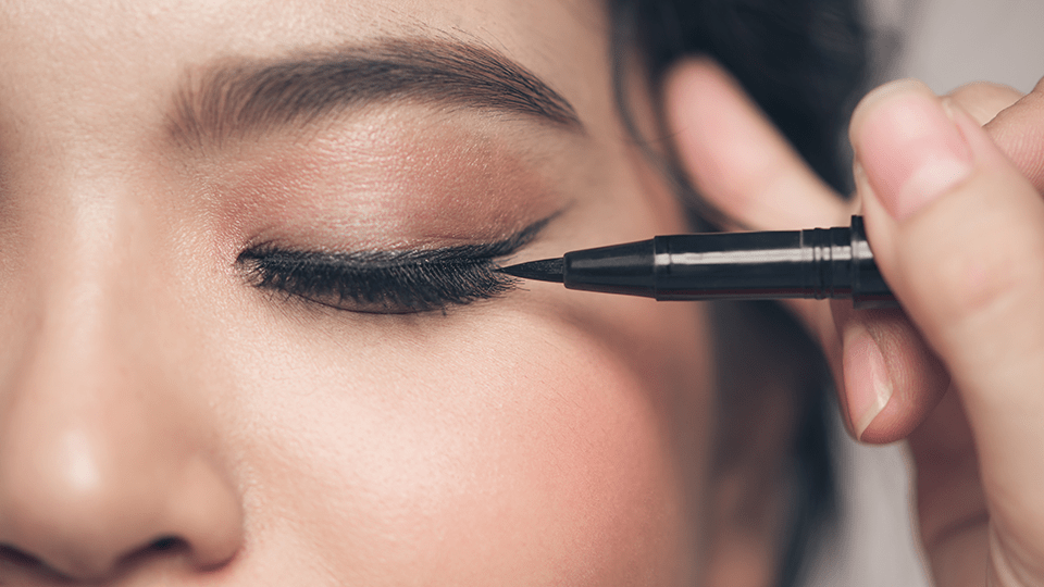 Applying eyeliner Adobe