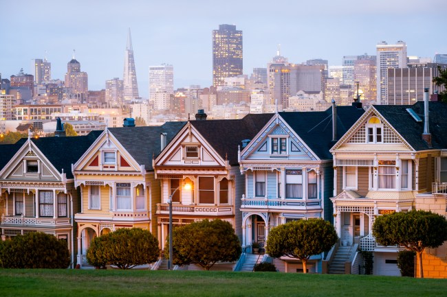 The icomic painted ladies houses with San Francisco downtown skyline in the distance