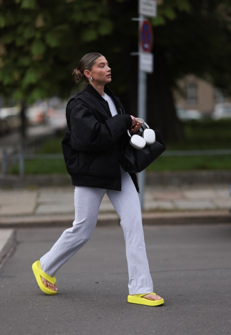 Sophia Geiss wearing platform flip flops.