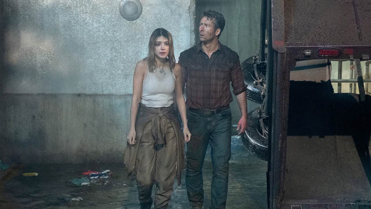 TWISTERS, from left: Daisy Edgar-Jones, Glen Powell,