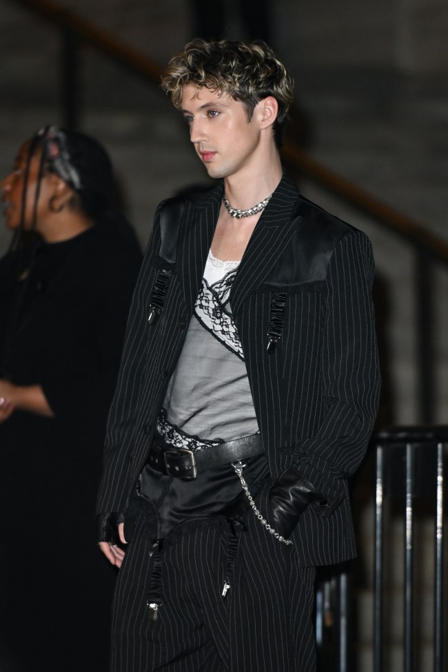 Troye Sivan arrives at the "CFDA Fashion Awards" on October 28, 2024 in New York City.